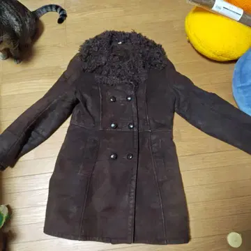 브라운 퍼가 달린 더블 브레스트 무스탕 코트