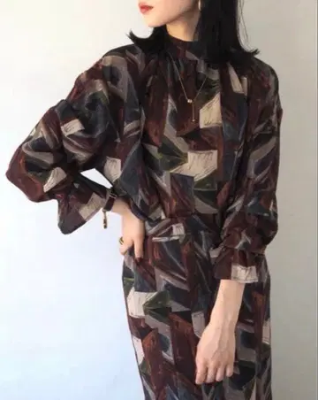 Lumier 레트로 프린트 프티 넥 블라우스