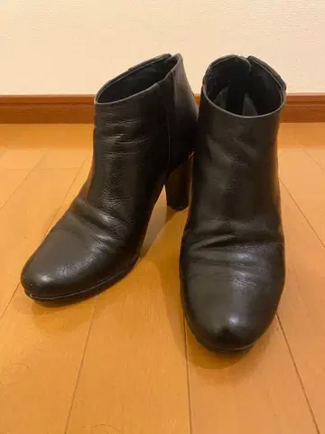 츠모리치사토 블랙 가죽 앵클부츠 24.0cm