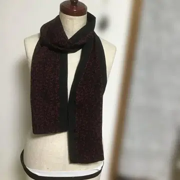 블랙과 레드 꽃무늬 스카프