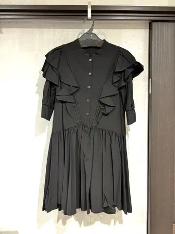 LILY BROWN 볼륨 프릴 플레어 원피스 아지메 블랙