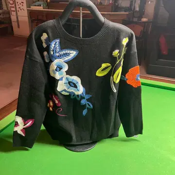 꽃무늬 자수 블랙 니트 스웨터 긴팔