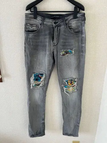 GUESS 데미지 가공 데님 팬츠 그레이