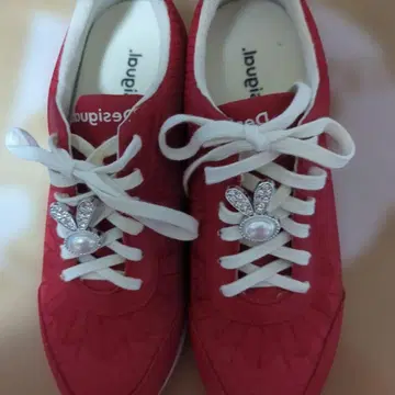데시구알 빨간색 레이스 스니커즈 미사용 자수, 하자품. 토끼 포함