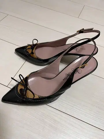 긴자 카네마츠 블랙 스틸레토 슬링백 펌프스