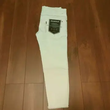 미사용 새상품 택 포함 1PIU1UGUALE3 화이트 데님 팬츠