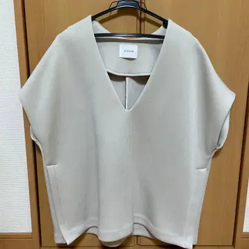 CLOCHE 베이지 V넥 상의