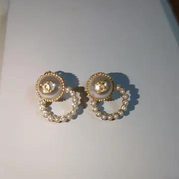 펄과 골드 후프 귀걸이 cc 마크