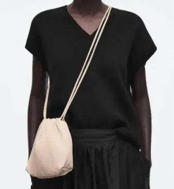 COS 스캘럽 크로스 바디백 라이트 베이지