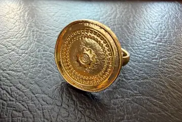 투모로우랜드 골드 컬러링 장식적인 디자인 약 12호