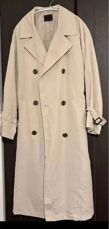 베이지 더블 브레스트 트렌치코트
