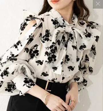 CHICO 꽃무늬 소매 프릴 어깨 트임 보타이 블라우스