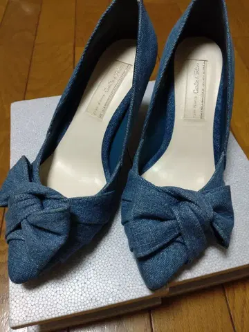 칼리 e 펠리체 데님 리본 포함 하이힐 펌프스