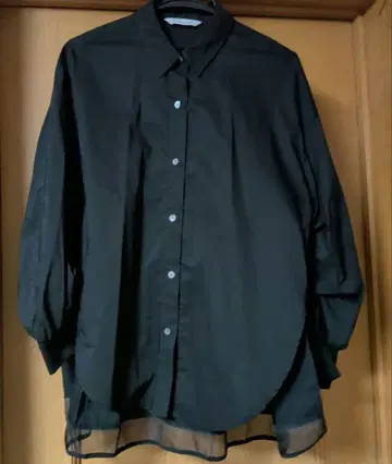 라리아무 플리츠 셔츠 23100엔 뒷면 플리츠 디자인