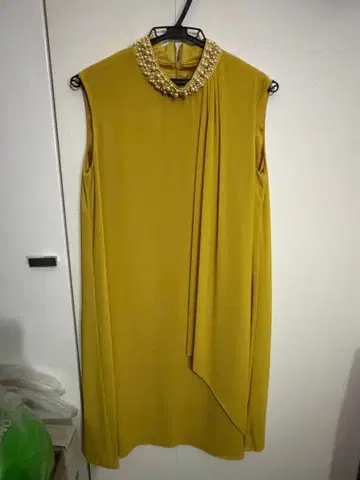 머스타드색 비즈 장식 드레스