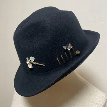 Demode 울 펠트 햇 나비 모티브 포함