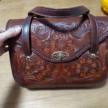 꽃무늬 엠보싱 가공 가죽 핸드백