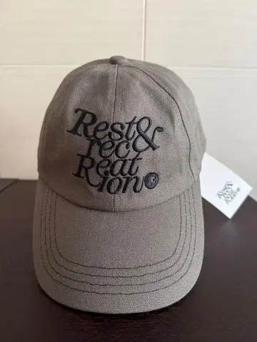 Rest&recreation 그레이 자수 야구 모자