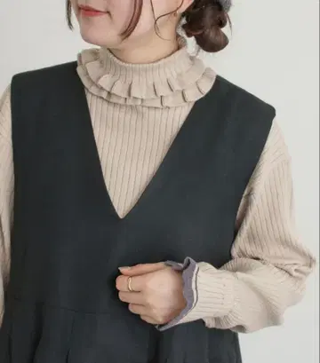 사만사 모스모스 니트 소매 배색 스캘럽 터틀 니트 베이지