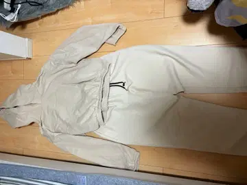 베이지 후드 부착 맨투맨 셋업