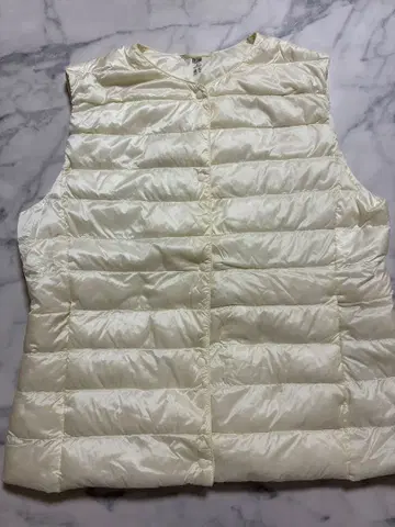 유니클로 울트라 라이트 다운 컴팩트 베스트 XL 화이트