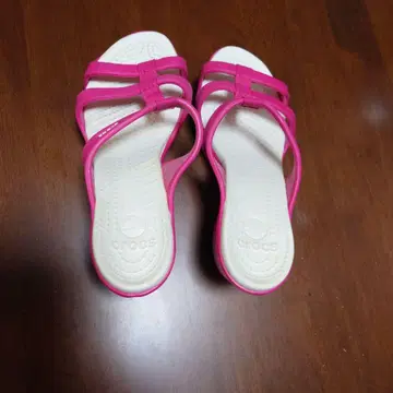 [ 최저가!? ] CROCS 핑크 샌들 중간 힐 사이즈 W8 24cm