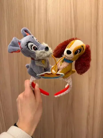 레이디와 트럼프 머리띠 완완 이야기