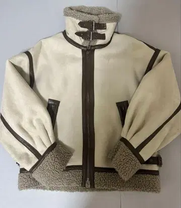 화이트 보아 무스탕 코트