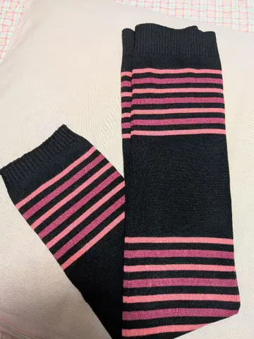 블랙과 핑크 스트라이프 발레 레그 워머