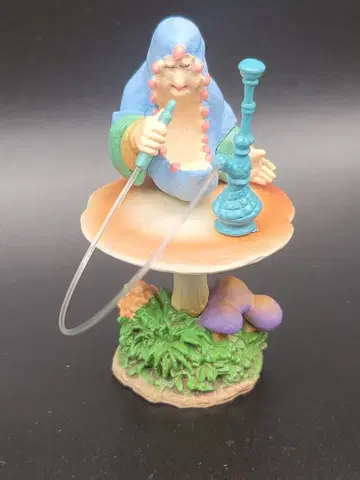 시샤를 피우는 애벌레와 앨리스