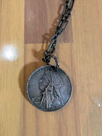 푸가 빈티지 메달형 목걸이