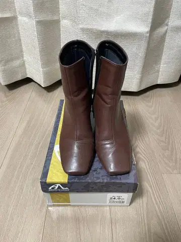 브라운 숏부츠 중간 힐