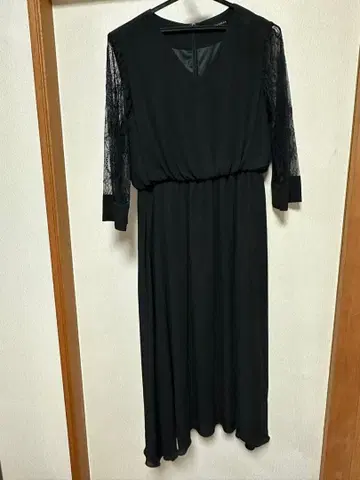 블랙 레이스 슬리브 원피스