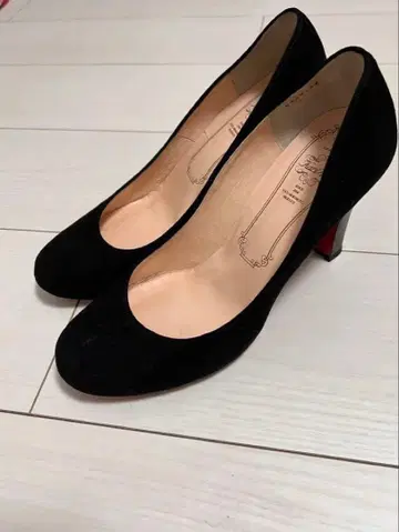 카리앙 블랙 스웨이드 라운드토 펌프스