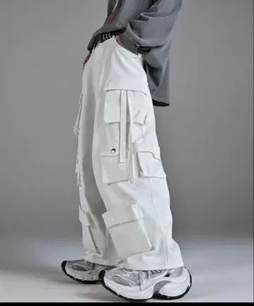 완판템 미개봉 새상품 ADRER 파라슈트 카고 팬츠 사이즈 M 화이트