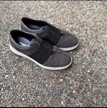 [ 새상품급 백화점 구매 ] 그레이 비쥬 달린 스니커즈 24.5cm