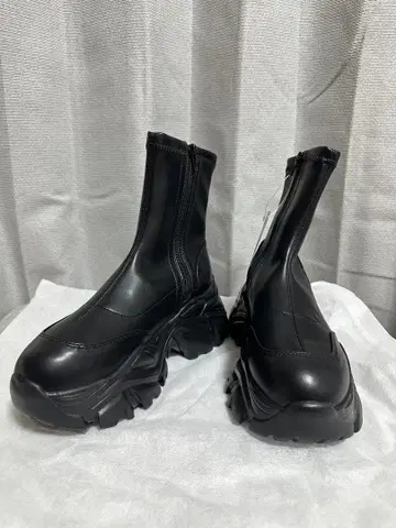 [택 포함 미사용 새상품] 블랙 통굽 부츠 지퍼 달린 M 사이즈