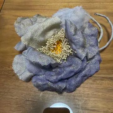 꽃 모양 코사지 청보라색