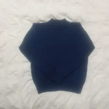 네이비 하이넥 니트 스웨터