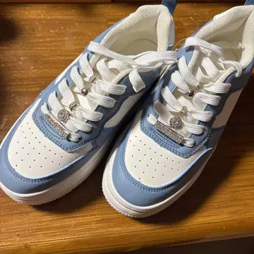 화이트/블루 스니커즈 레이스업