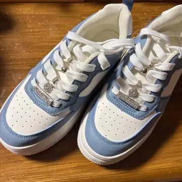 화이트/블루 스니커즈 레이스업