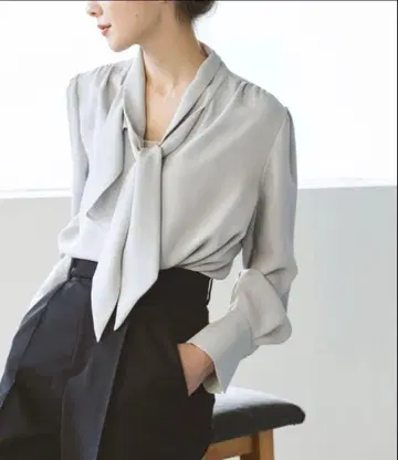 Noble 비대칭 보타이 블라우스