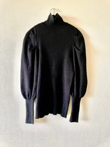 NOMINE 워셔블 퍼프 슬리브 슬림 하이넥 니트 새상품급