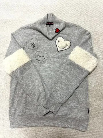 하트 자수 그레이 맨투맨