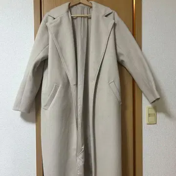 크림색 롱 코트 심플