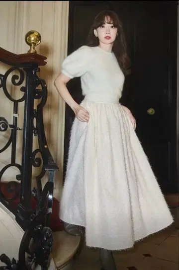 미사용 새상품 Herlipto Shaggy Volume Skirt