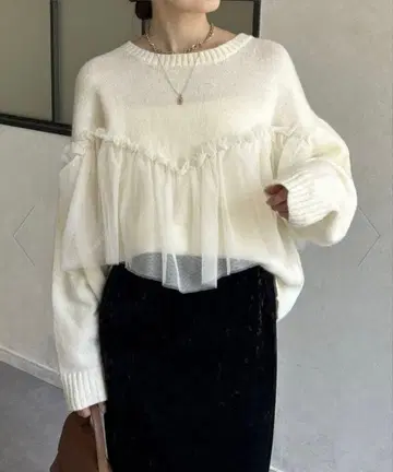 Thevon 제본 튤 뷔스티에 도킹 니트 아이보리