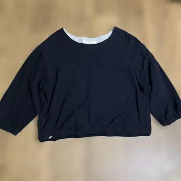 MERAVILLE H. 블랙 반팔 티셔츠