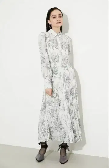 rienda 라인 플라워 플리츠 원피스