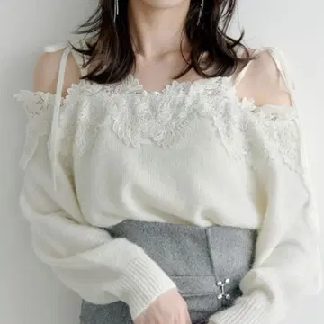[새상품급] SNIDEL 스나이델 레이스 트리밍 오프숄더 풀오버 IVR